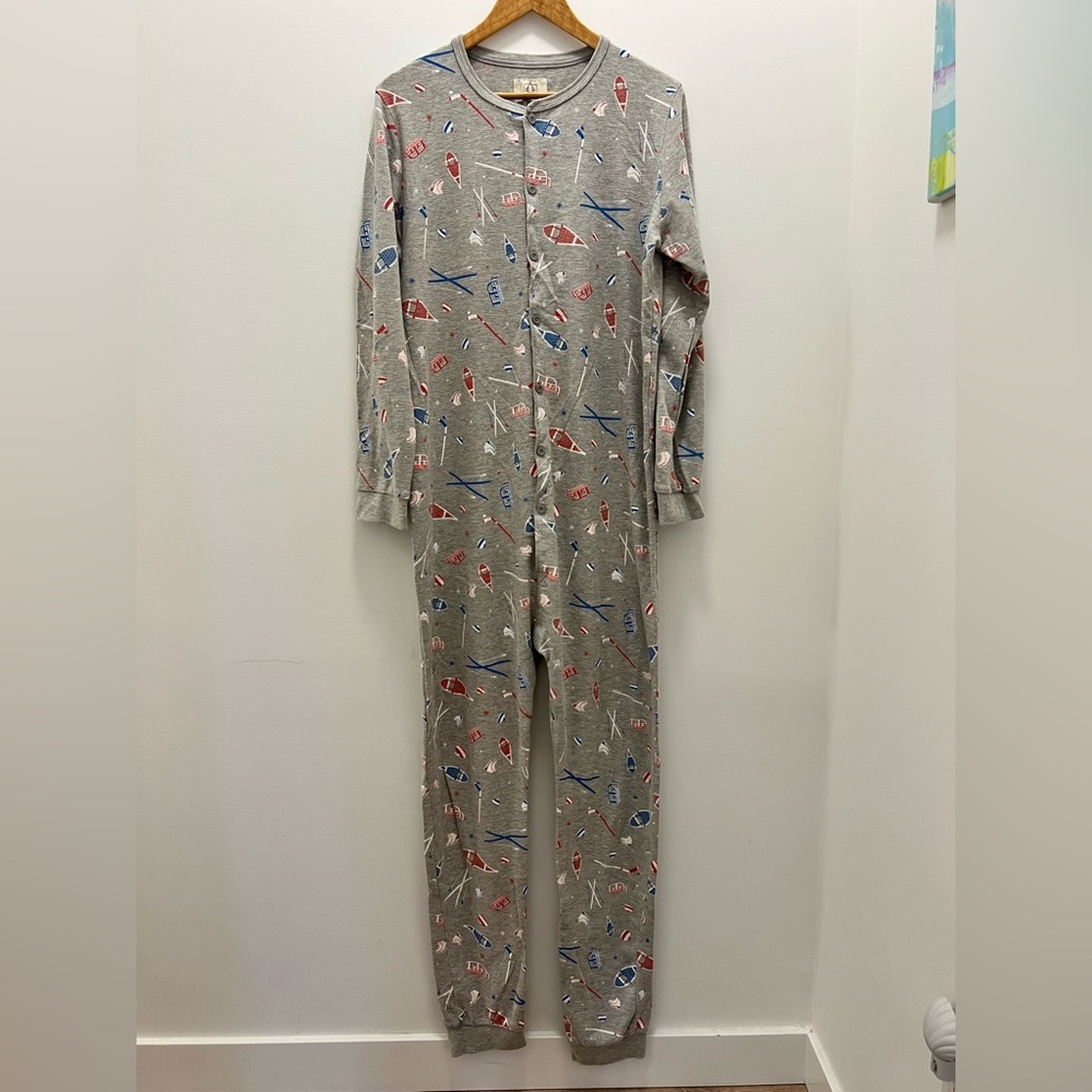 Grey waffled winter onesie XL EUC has bum buttons